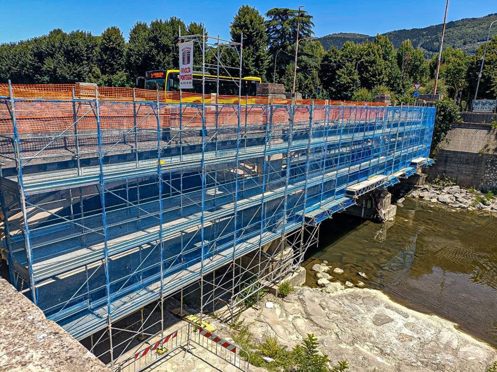 ponteggio sospeso fiume