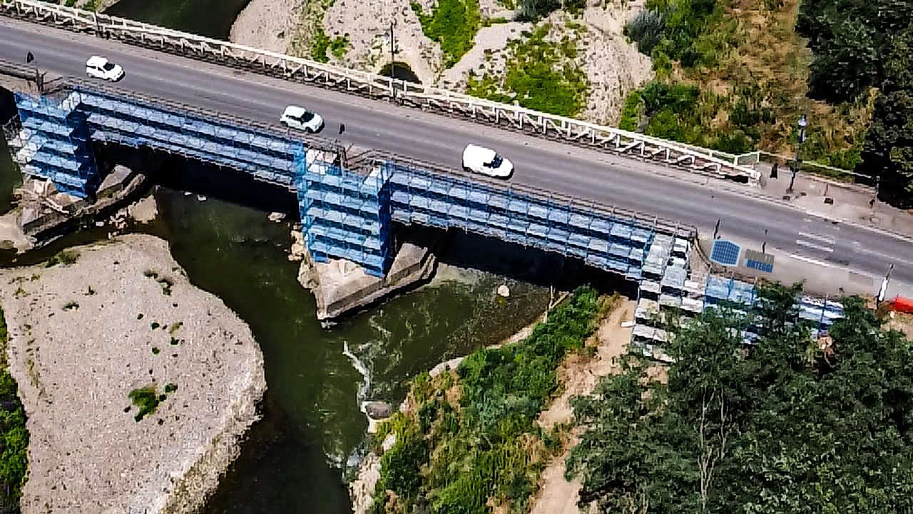 restauro ponte con ponteggio sospeso