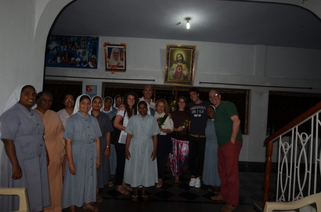 Un gruppo di persone in posa per una foto, una delle quali indossa una maglietta con la scritta KTC