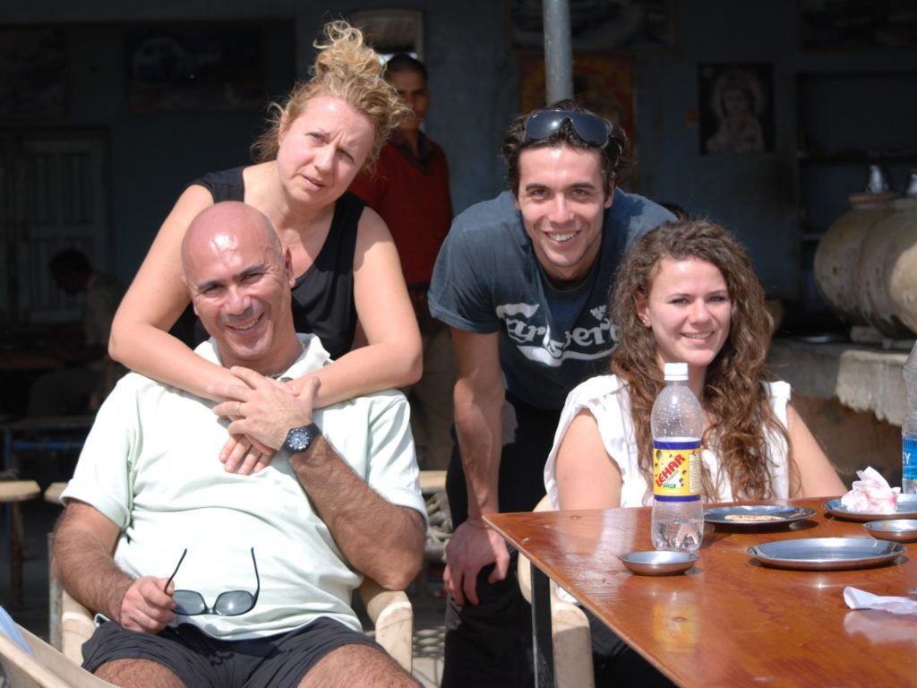 Un gruppo di persone in posa per una foto, tra cui un uomo che indossa una maglietta con la scritta