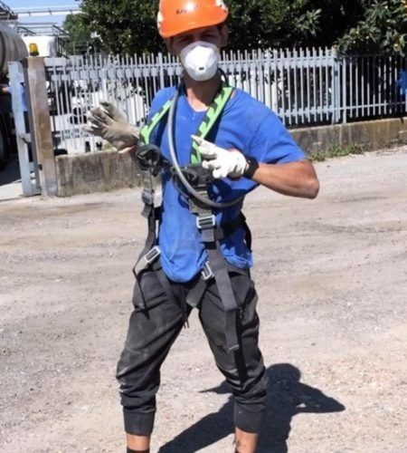 Un uomo che indossa un casco e una maschera