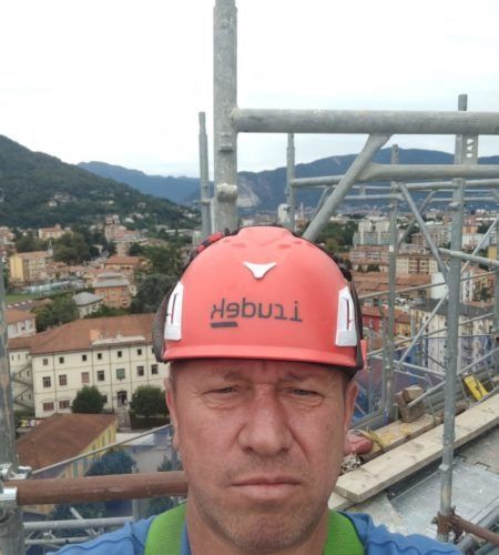Un uomo che indossa un casco con la parola nebuli sopra