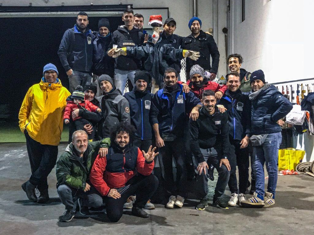 Un gruppo di persone posa insieme per una foto.