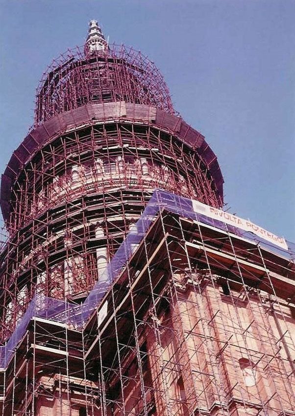 Un grande edificio in costruzione circondato da impalcature