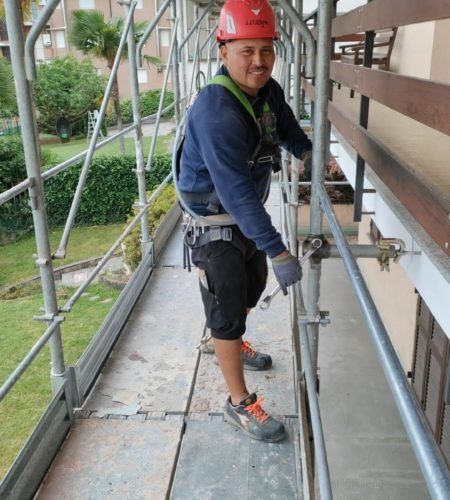 Un uomo che indossa un casco è in piedi su un'impalcatura