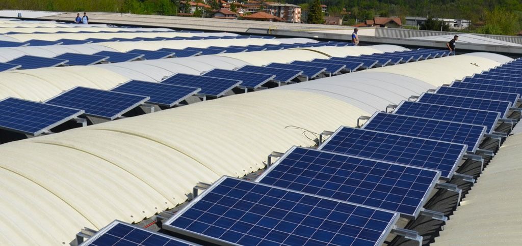 Un tetto con molti pannelli solari