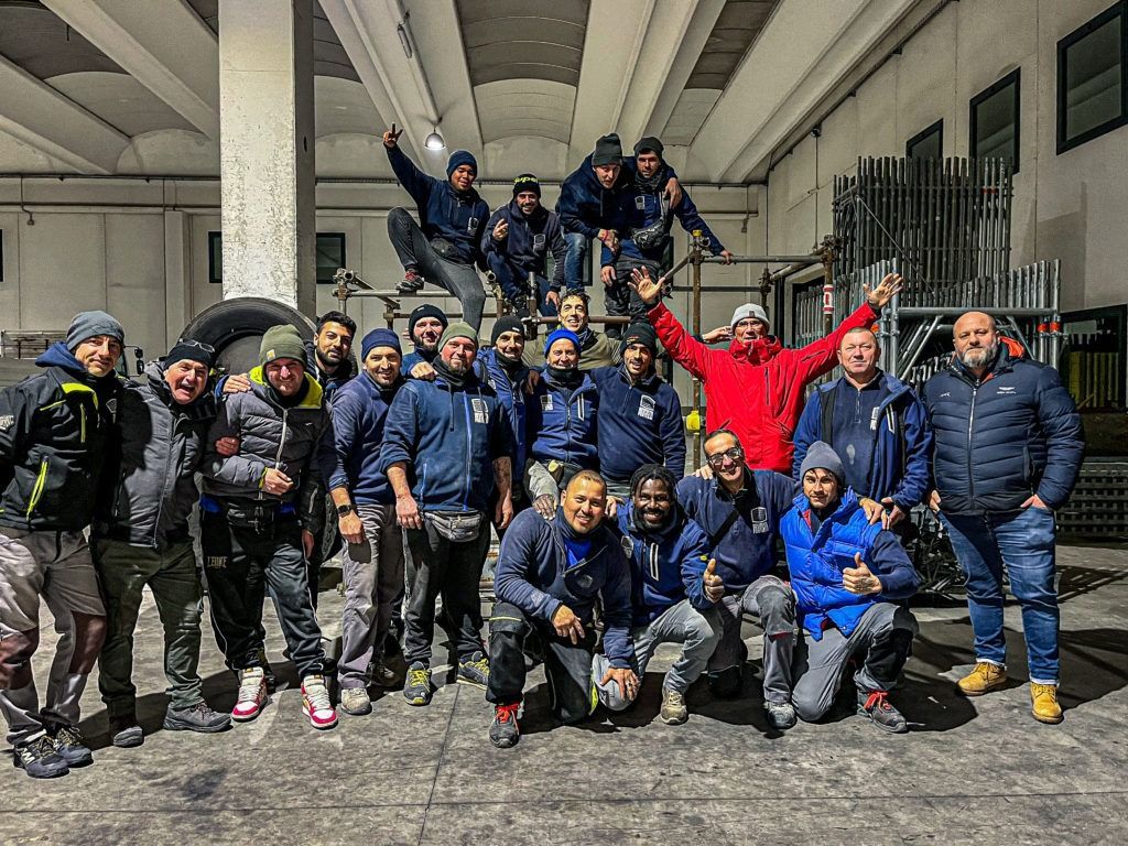 Un gruppo di uomini posa per una foto in un edificio.