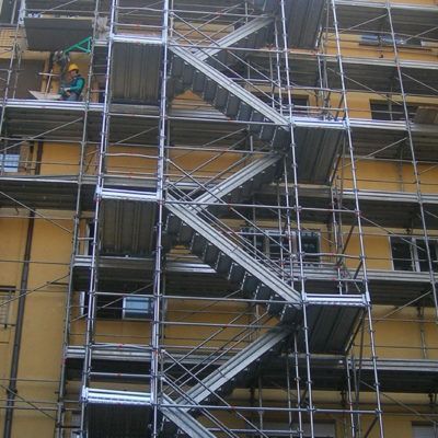 Si sta costruendo una scala antincendio sul lato di un edificio