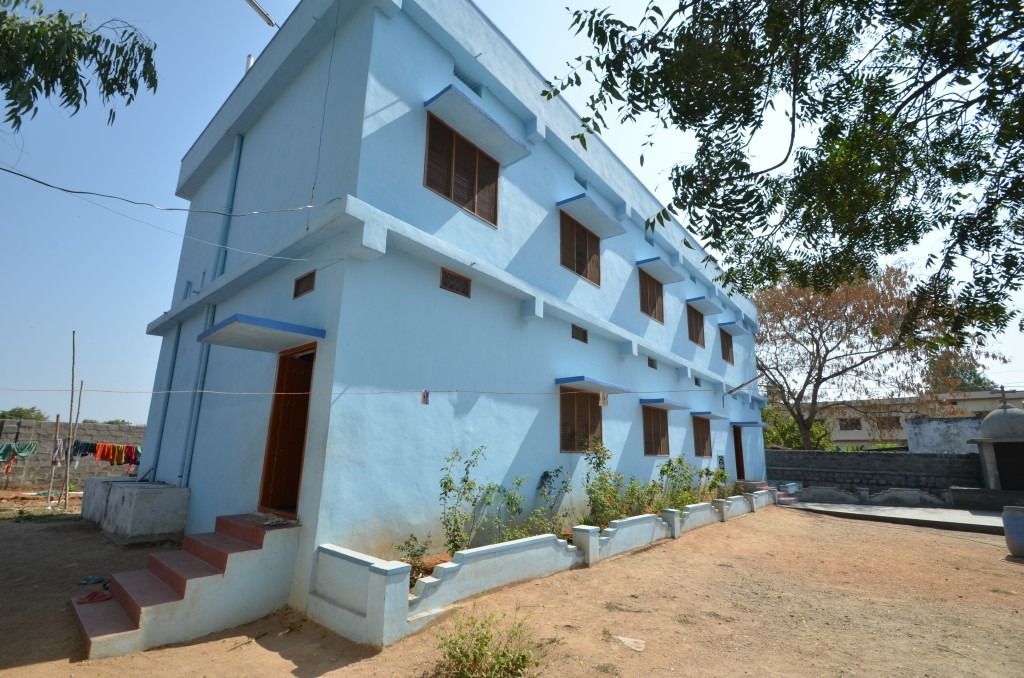 Un edificio blu con molte finestre e scale