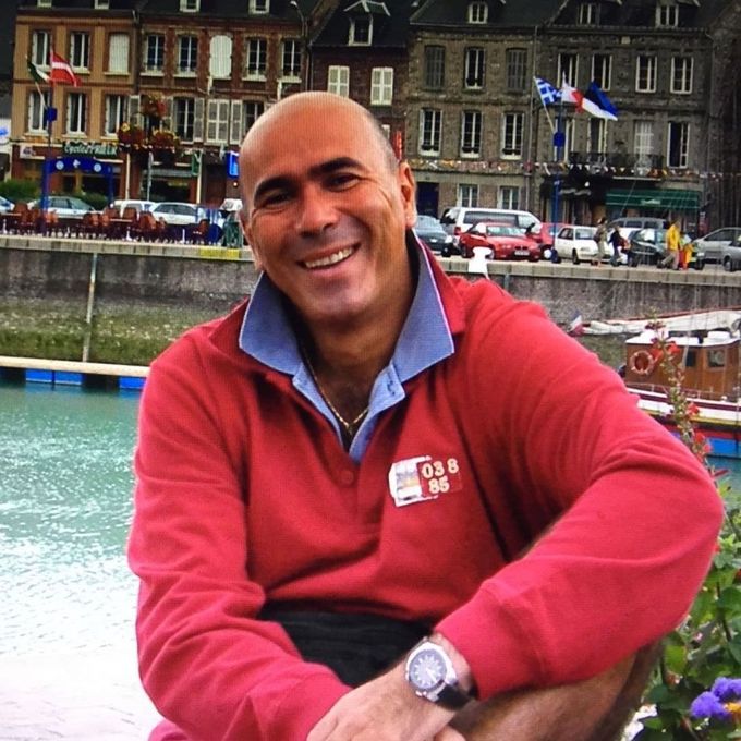 Un uomo responsabile dello staff