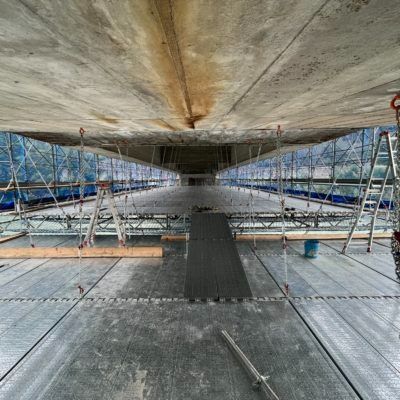 Un ponte in costruzione con impalcature e rampa.