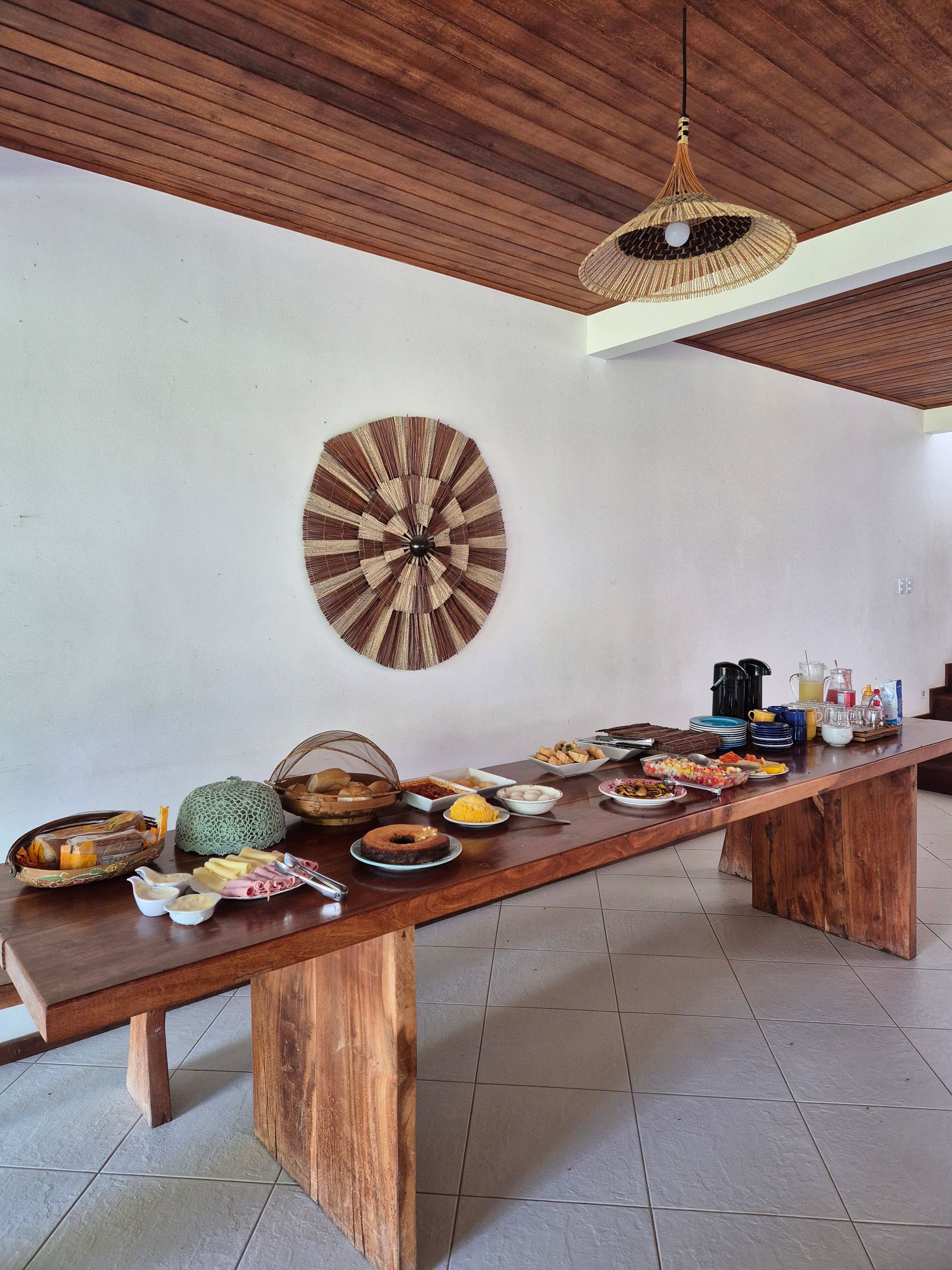 Uma mesa de bufê com um alvo de dardos na parede atrás dela