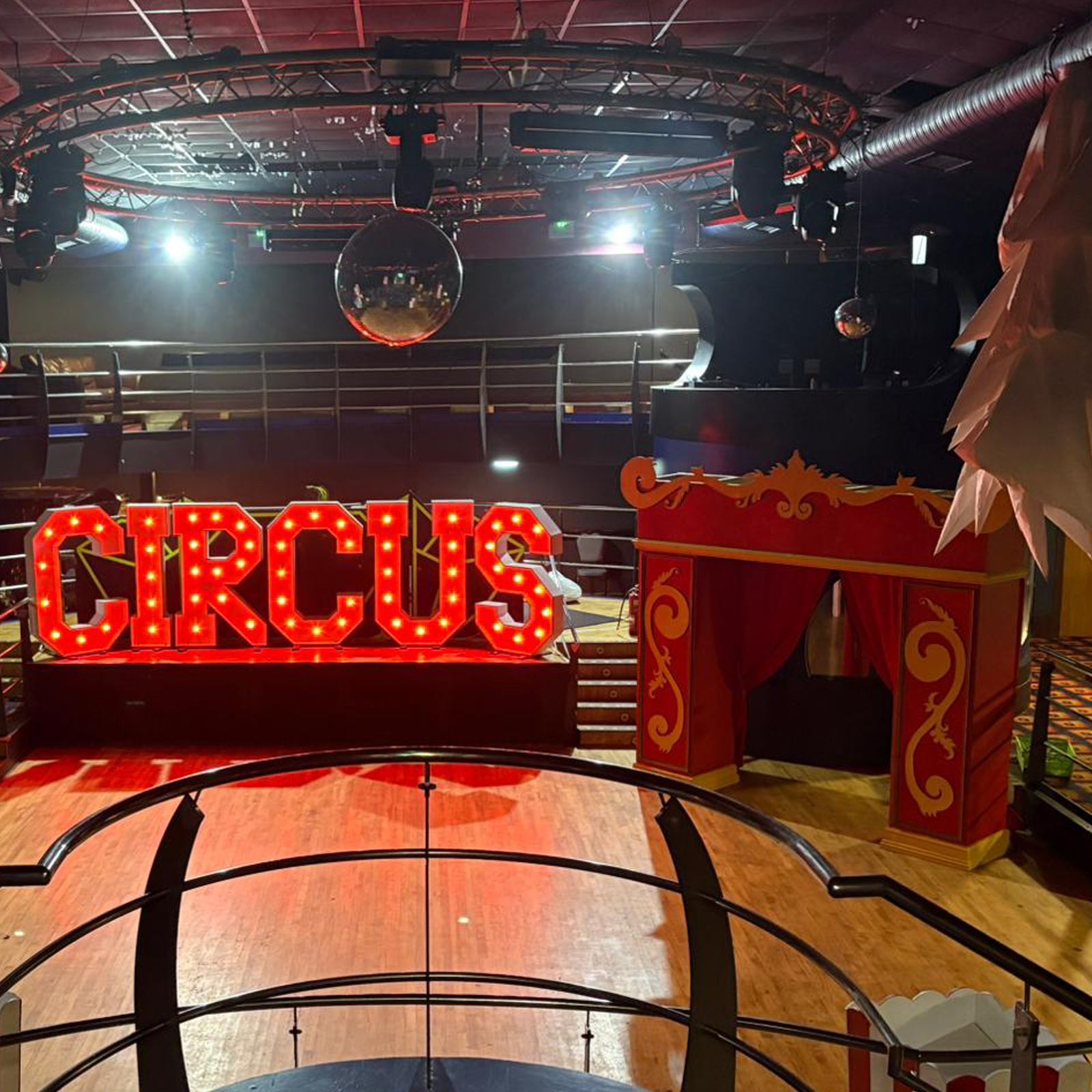 CIRCUS LETTERS & ENTRANCE
