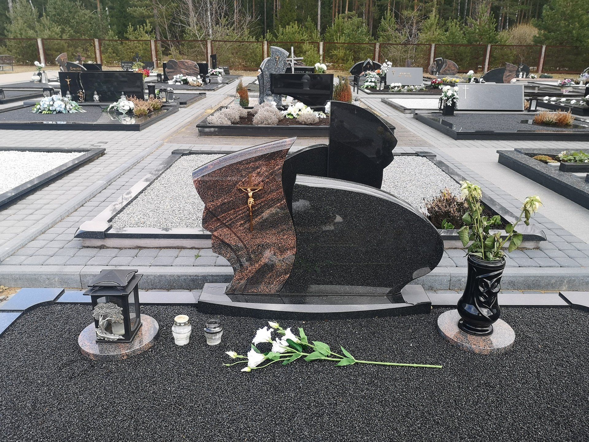 Akmenita, ĮI | 2 dalių paminklai