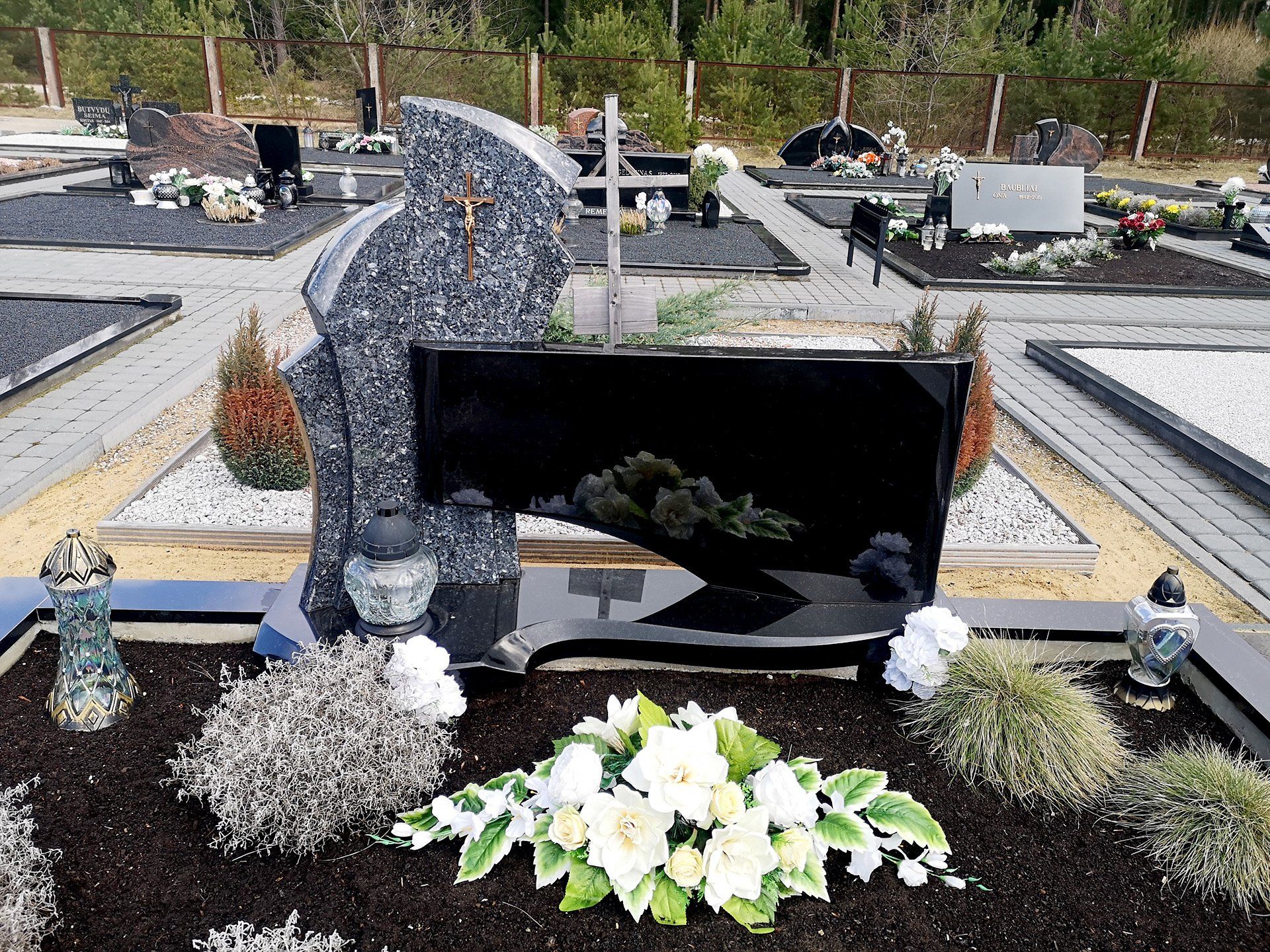 Akmenita, ĮI | 2 dalių paminklai