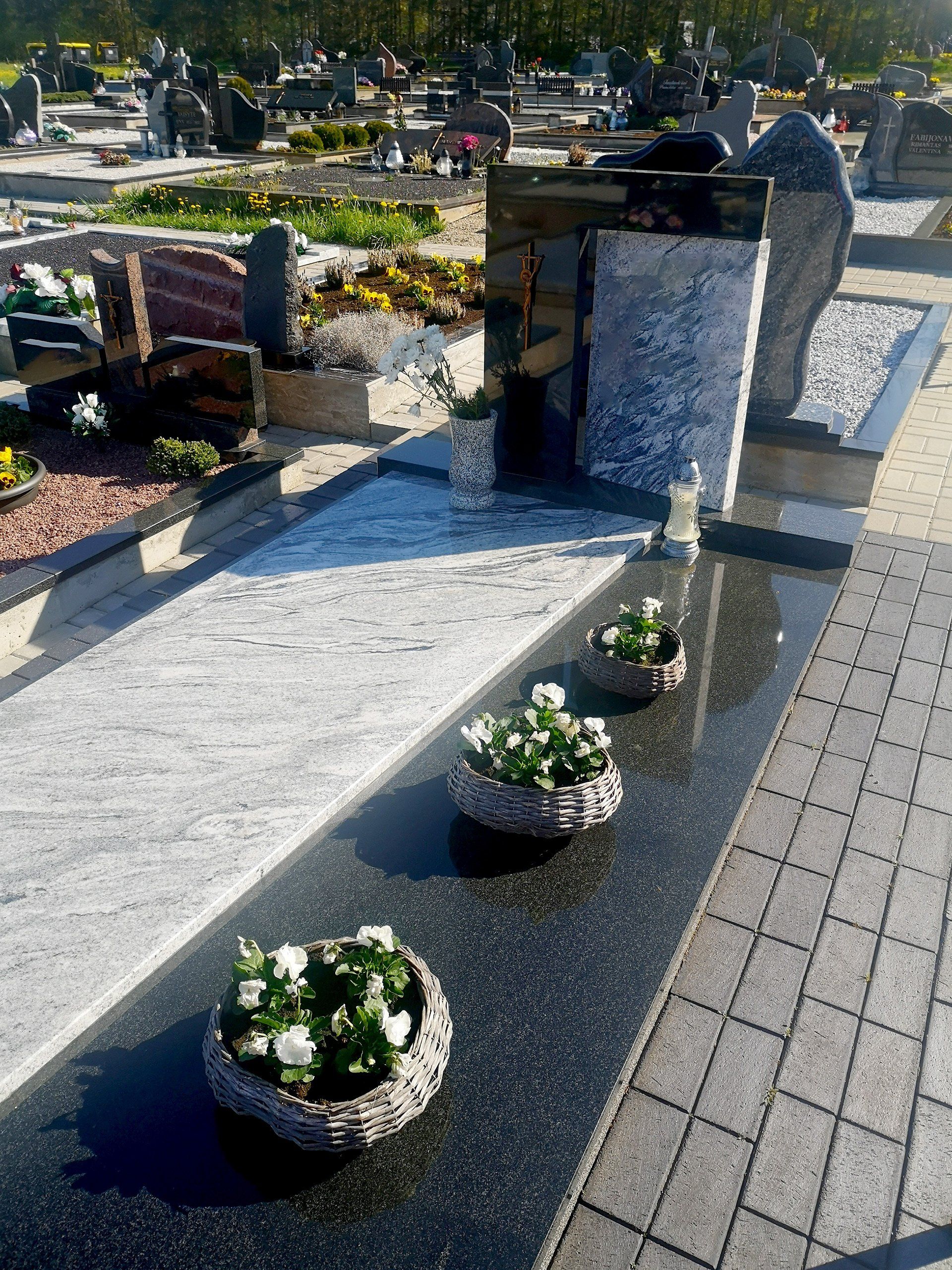 Akmenita - Kapų apdaila