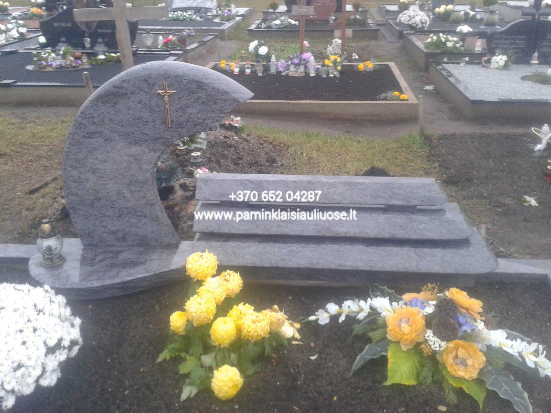 Akmenita, ĮI | 2 dalių paminklai