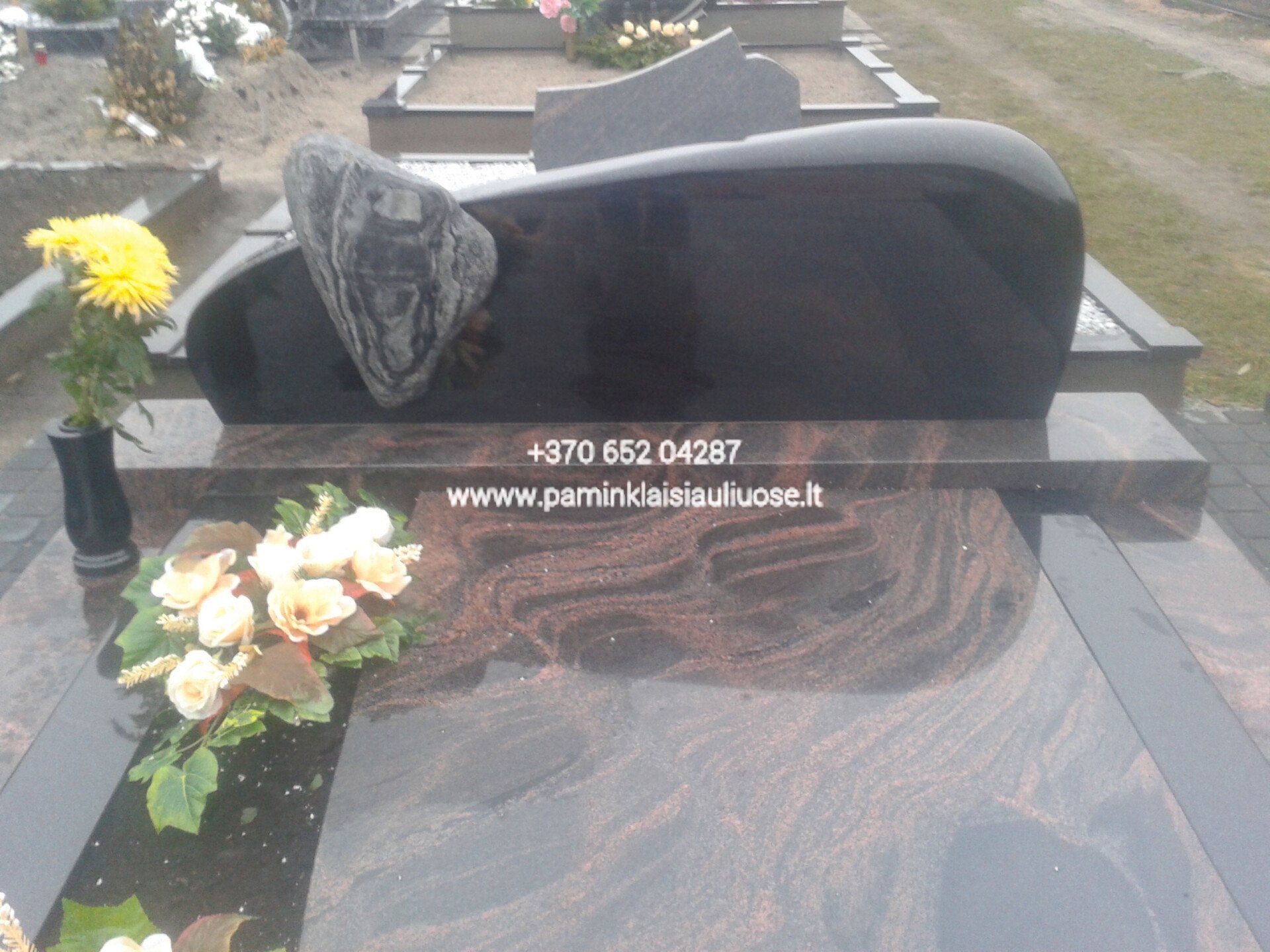 Akmenita, ĮI | 2 dalių paminklai