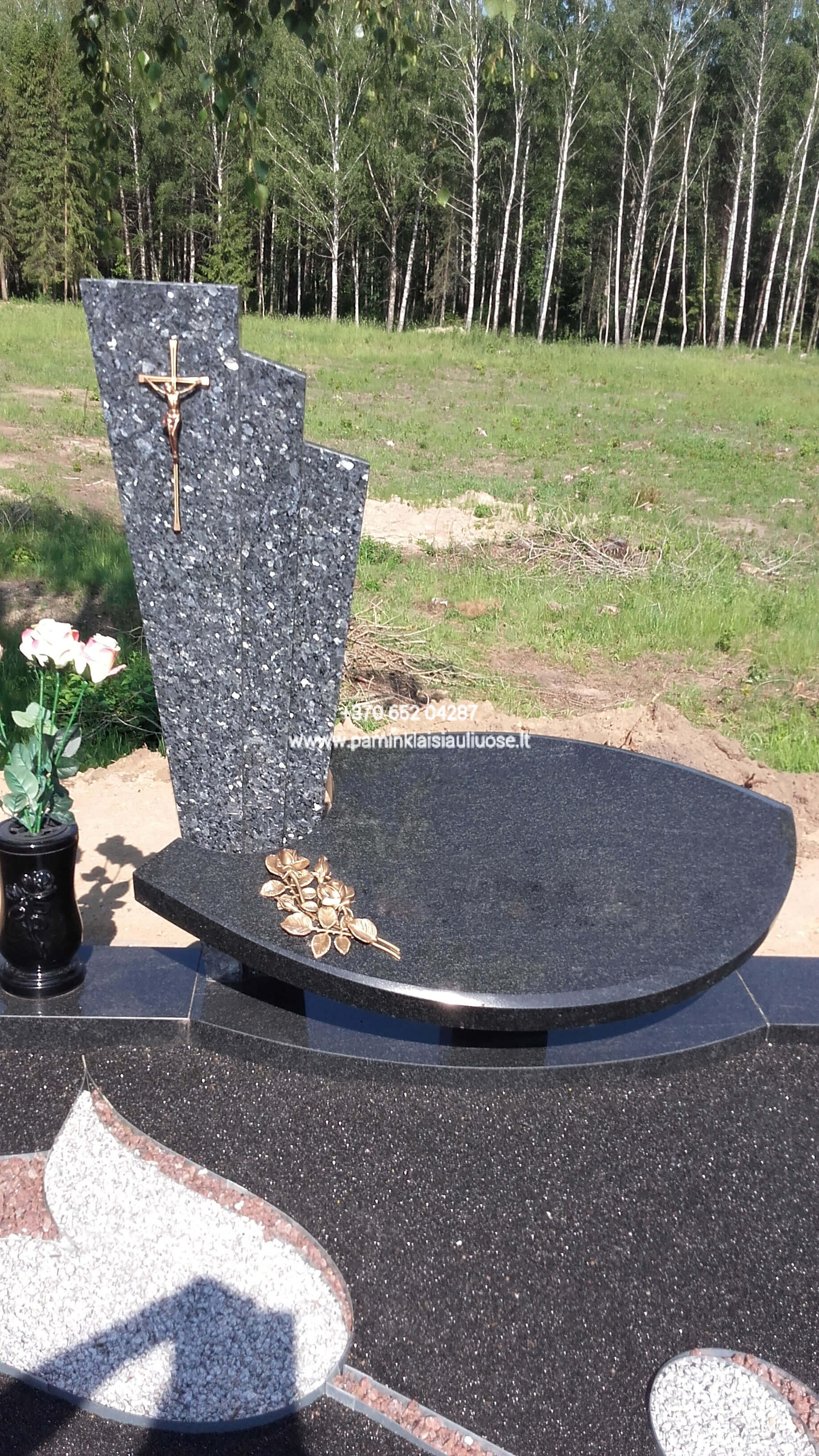 Akmenita, ĮI | 2 dalių paminklai