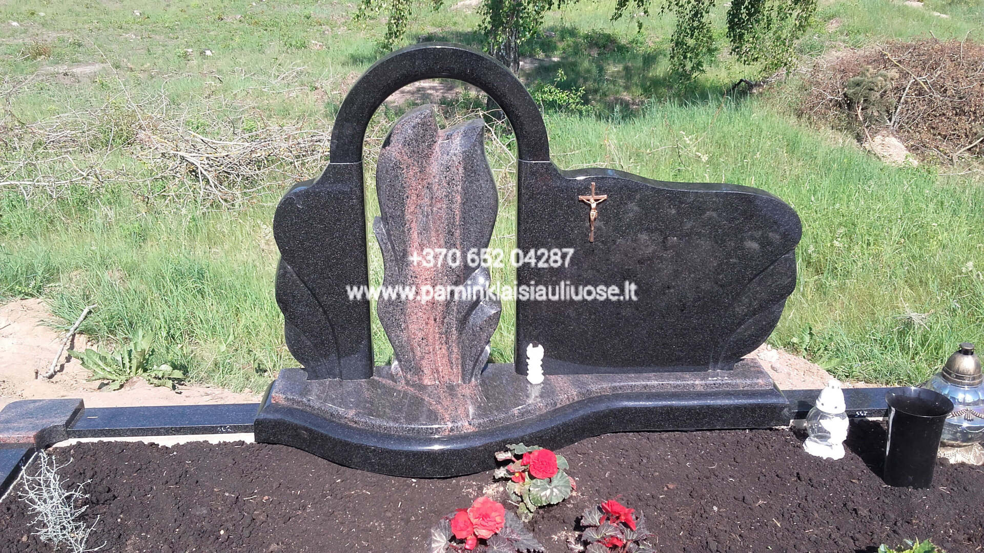 Akmenita, ĮI | 2 dalių paminklai