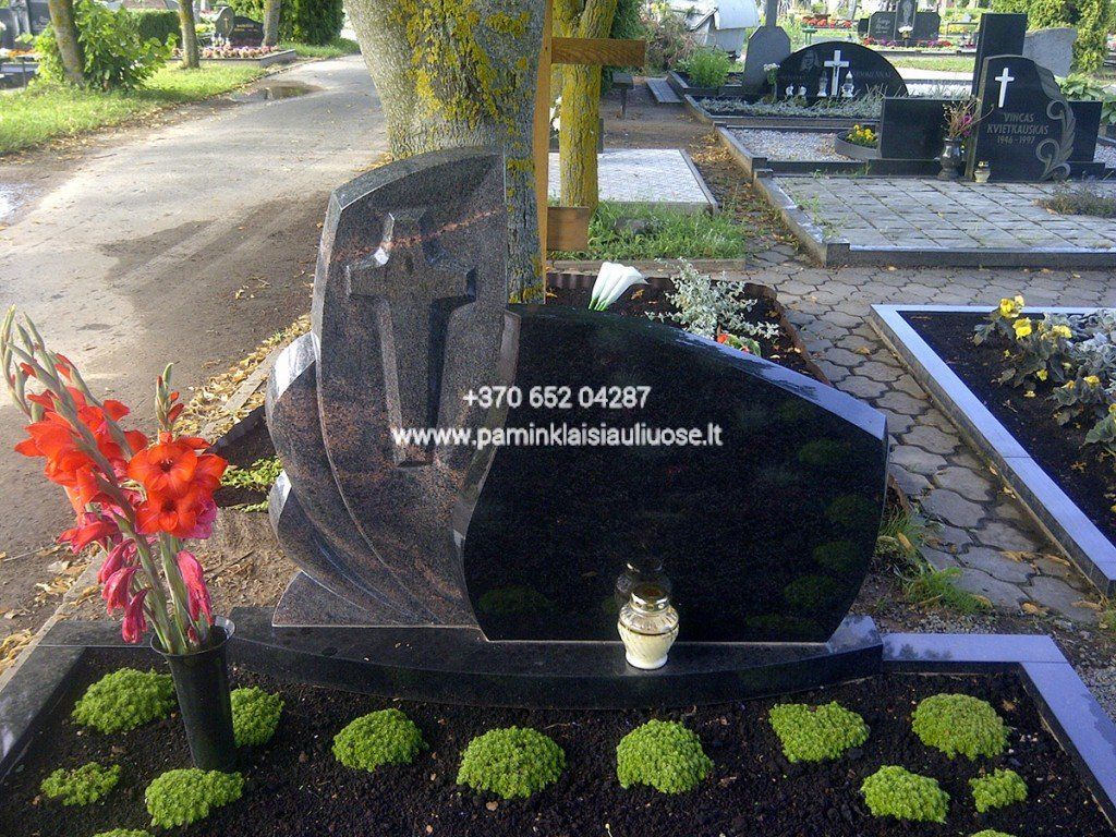 Akmenita, ĮI | 2 dalių paminklai