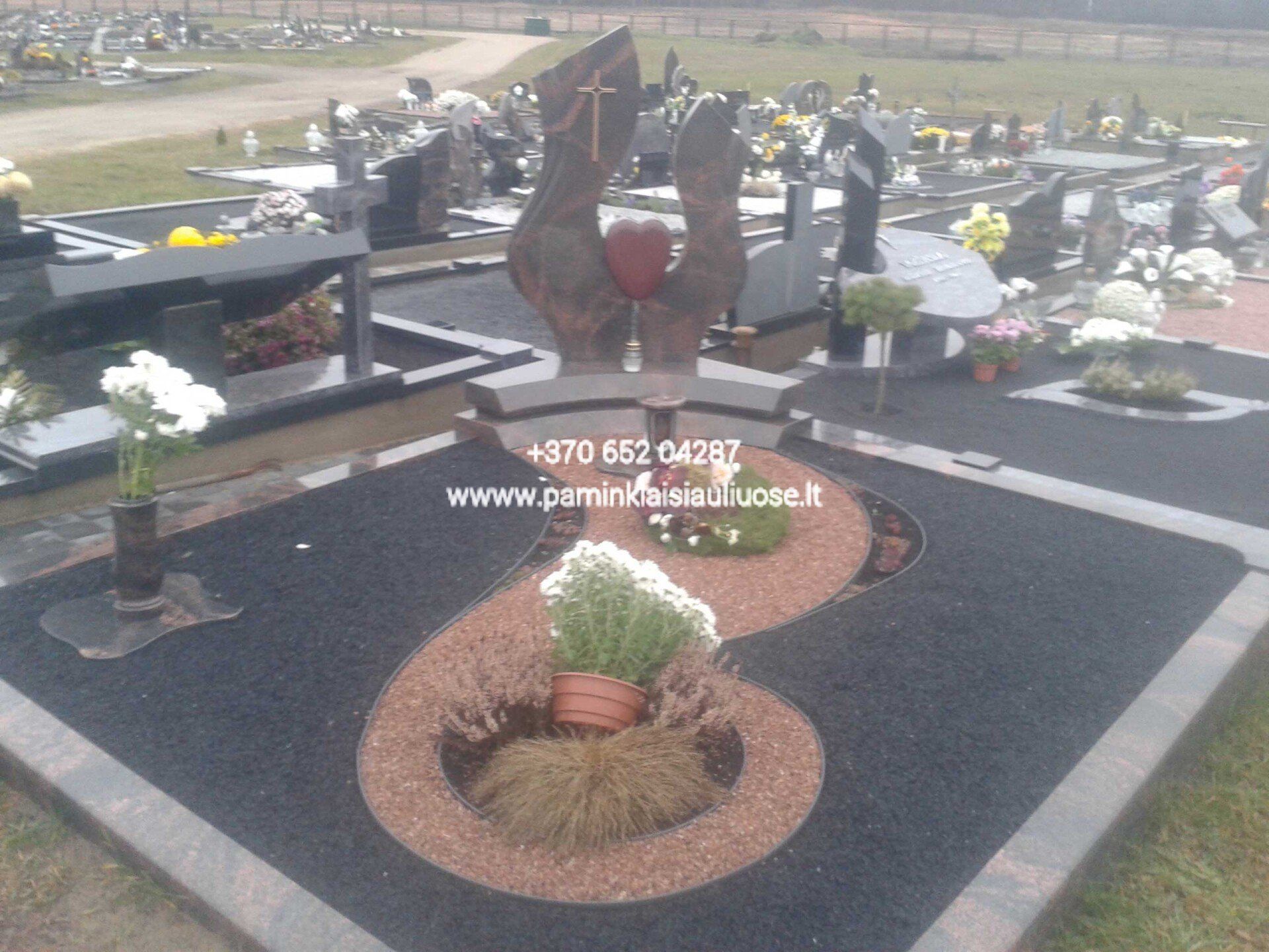 Akmenita, ĮI | 3 dalių paminklai