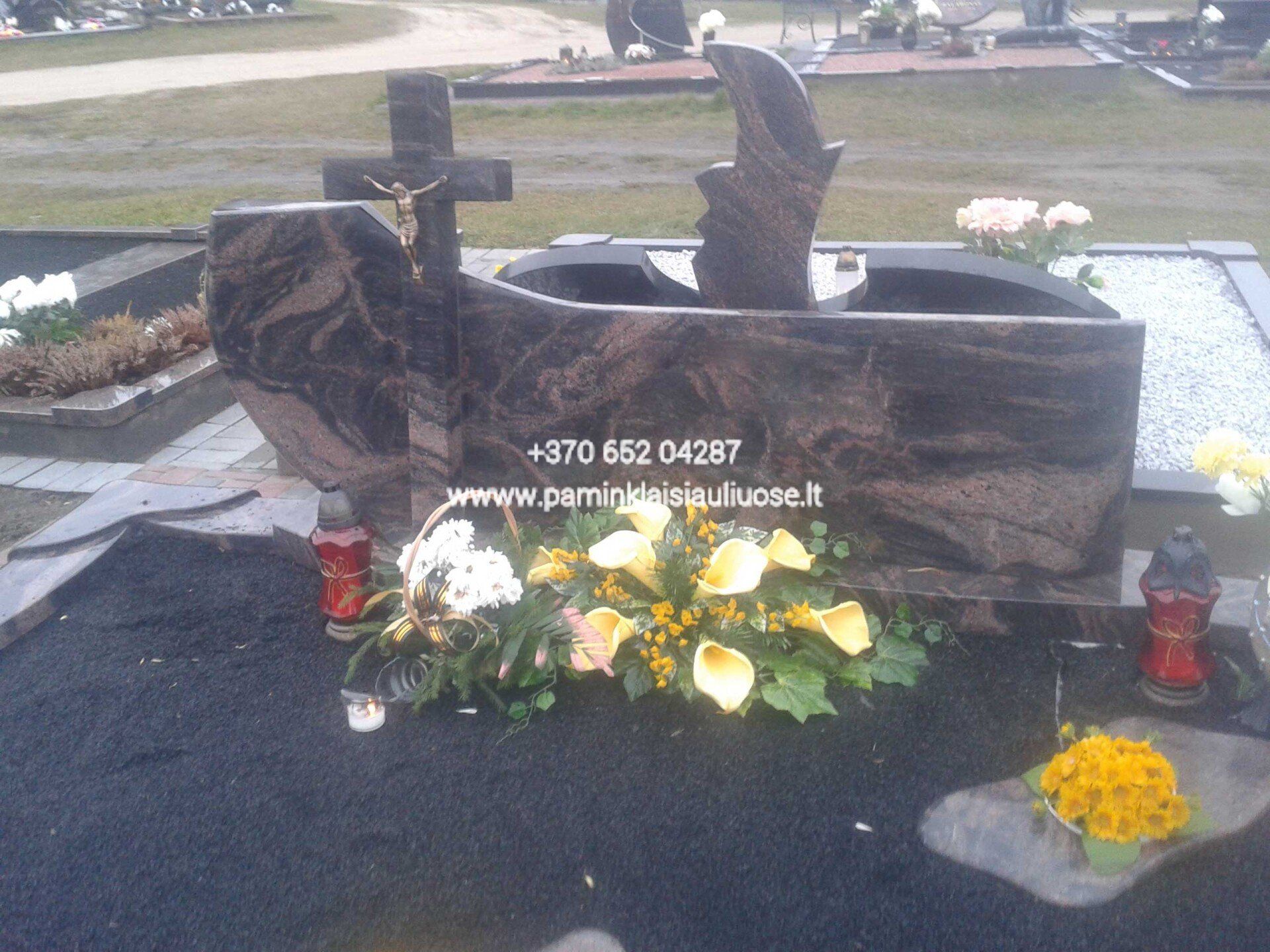 Akmenita, ĮI | 3 dalių paminklai