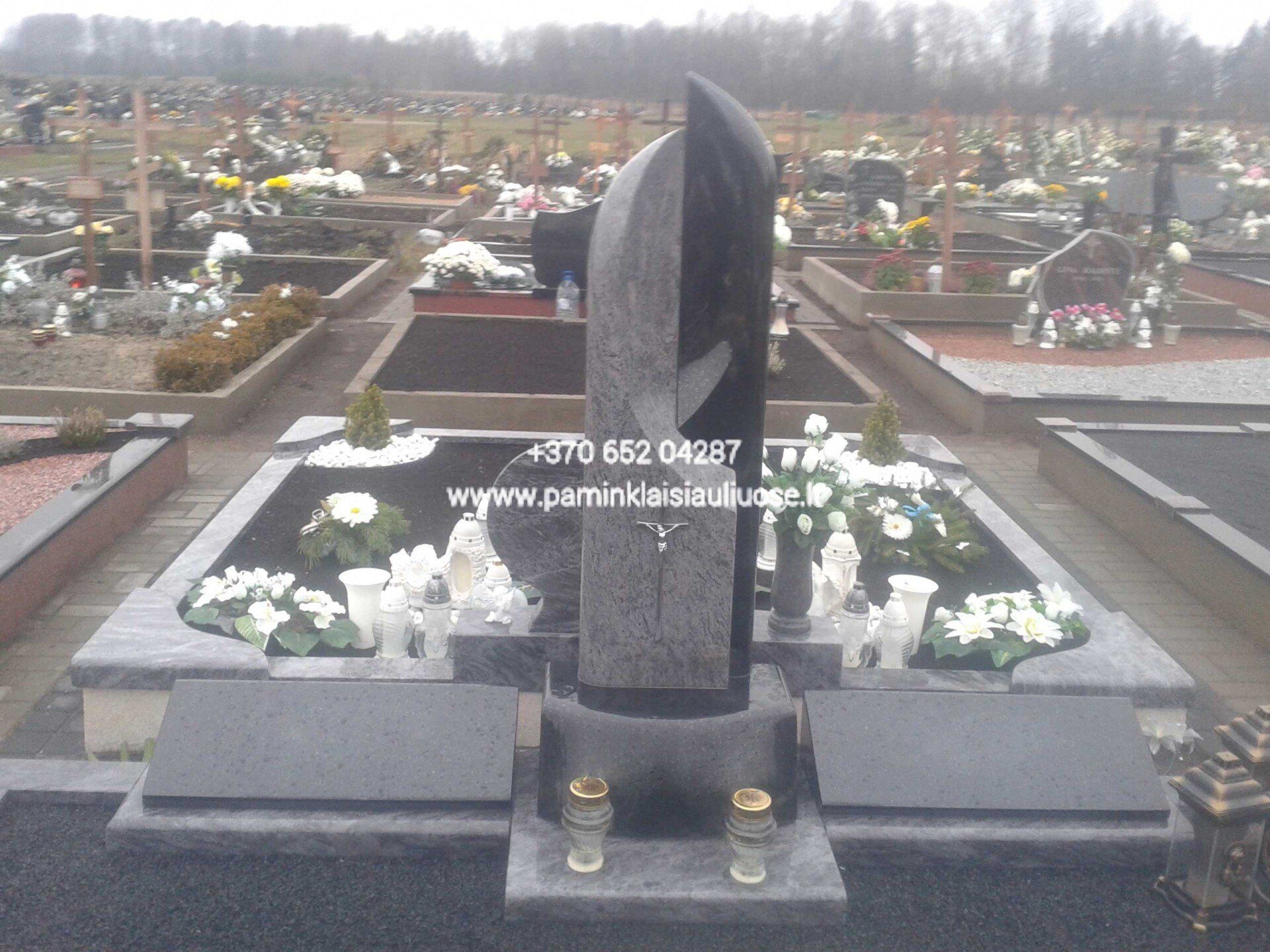 Akmenita, ĮI | 3 dalių paminklai