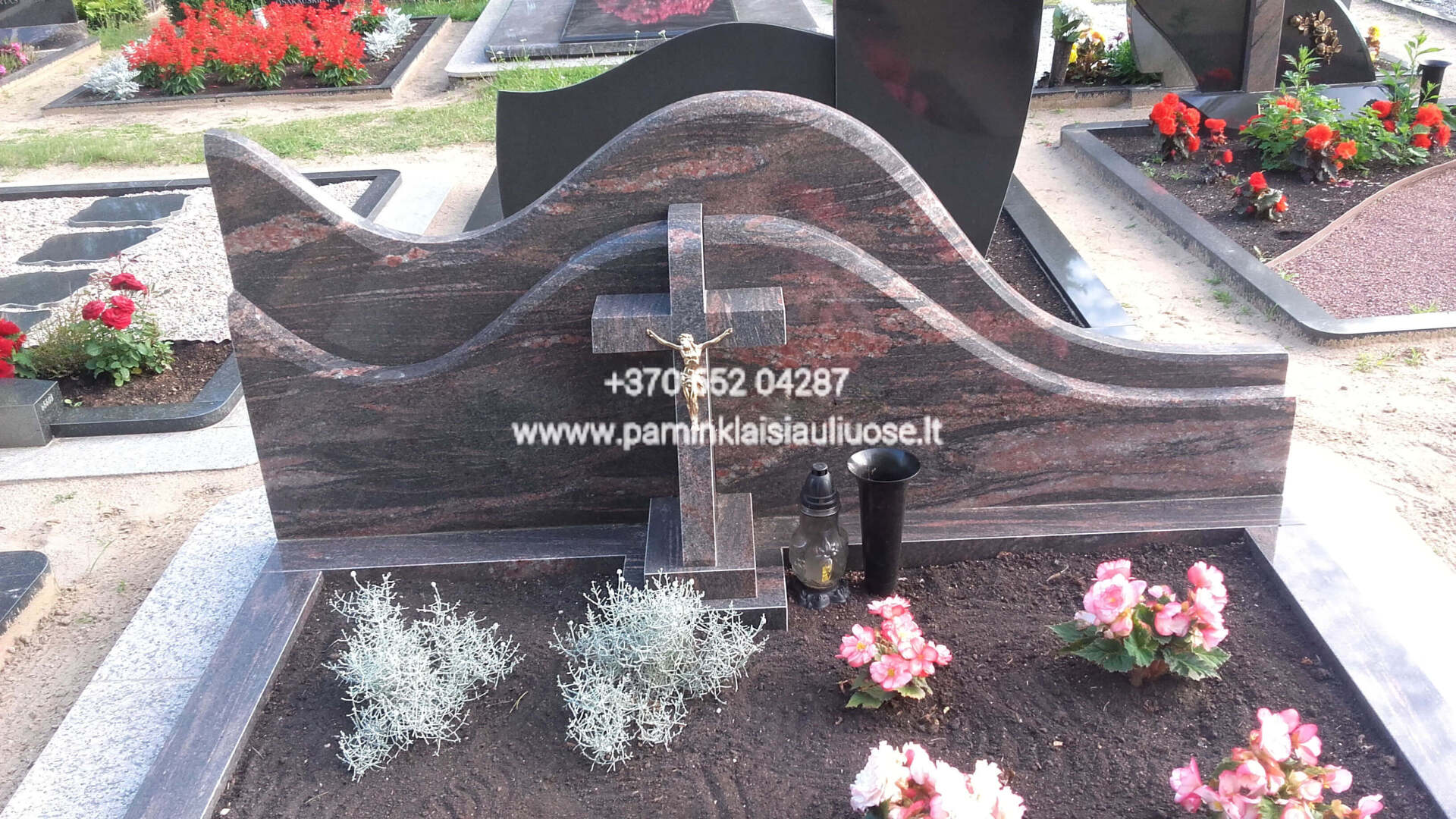 Akmenita, ĮI | 3 dalių paminklai