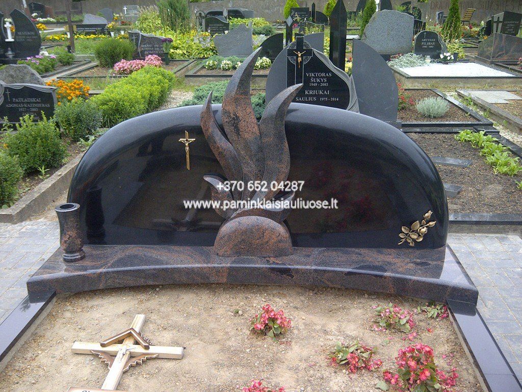 Akmenita, ĮI | 3 dalių paminklai