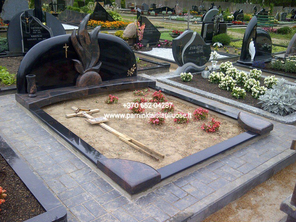 Akmenita, ĮI | 3 dalių paminklai