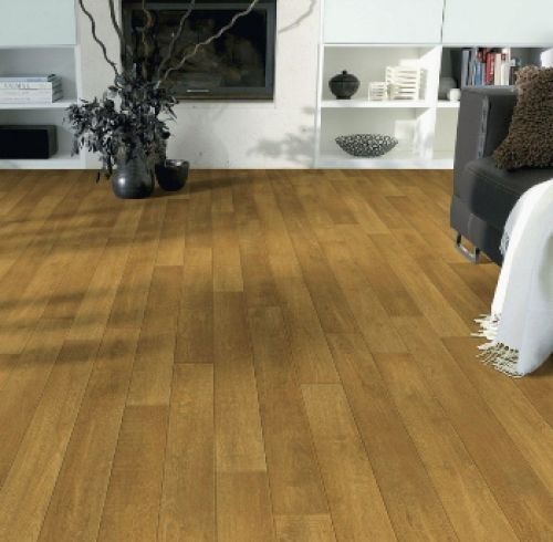 Light Varnished Oak 7mm Laminate Flooring