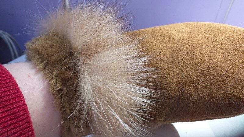 Ādas cimdu šūšana Purvciemā