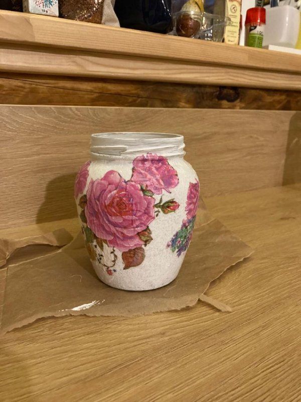 Dekupāžas salvešu tehikā aplīmēta burka