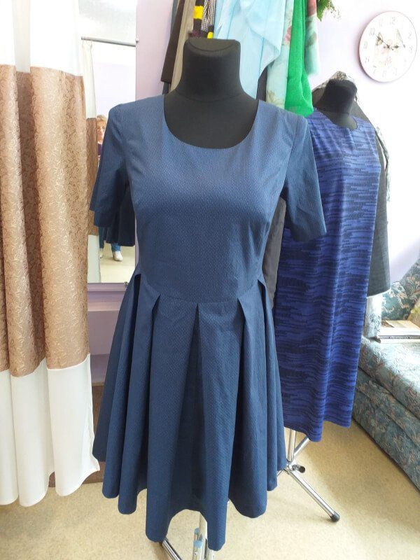 Šūt zilu kleitu ar ielocēm 2