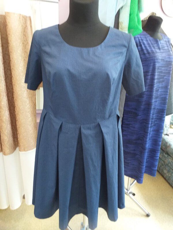 Šūt zilu kleitu ar ielocēm