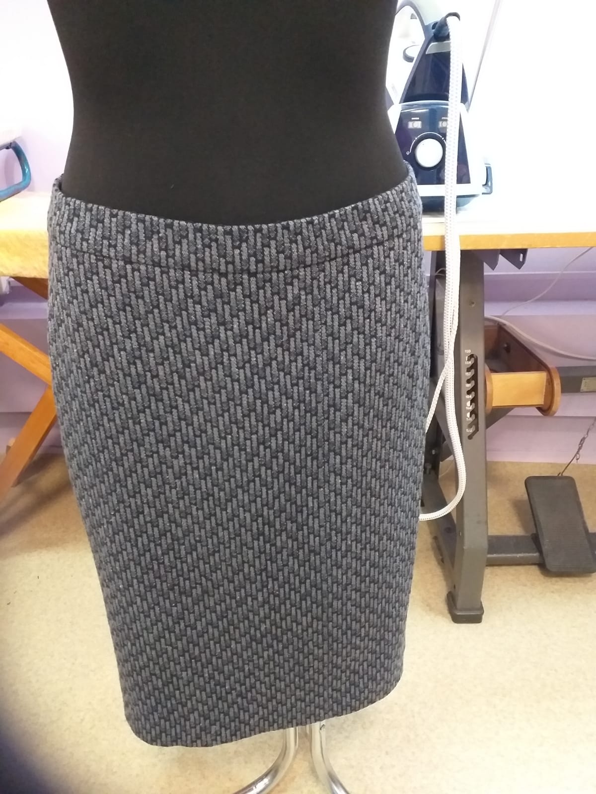 Svārku šūšana, individuāla šūšana, apģērbu remonts, tērpu pāršūšana, Šūšanas pakalpojumi Purvciemā, Purvciems, apģērba remonts Purvciemā,  šūšanas darbnīca, šūšana, apģērbu remonts, aizkaru šūšana