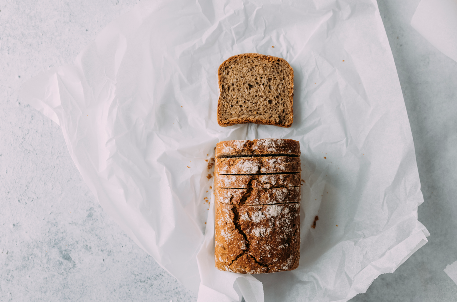 Une miche de pain est posée sur un morceau de papier ciré.