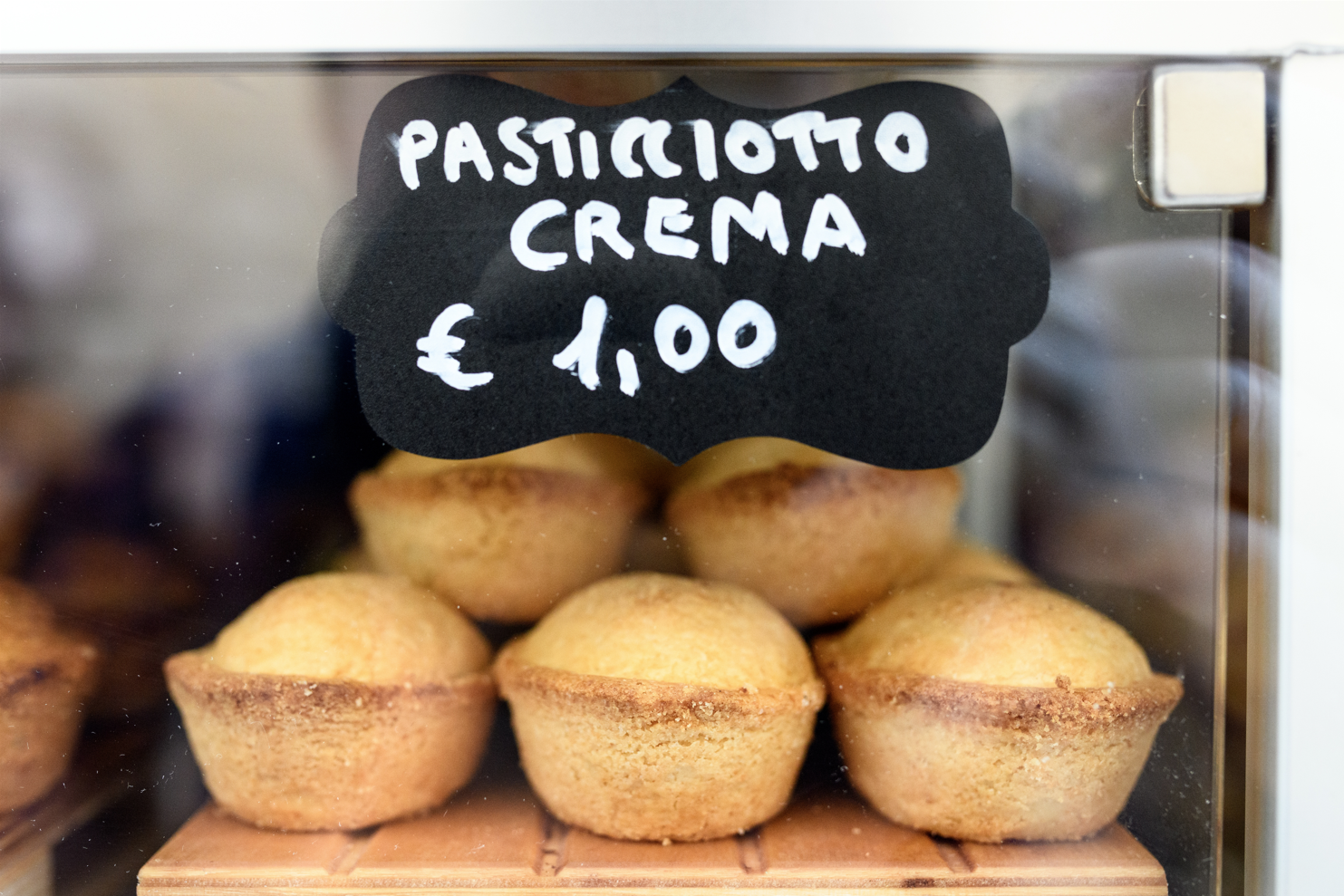 Un panneau indiquant pasticciotto crema dessus