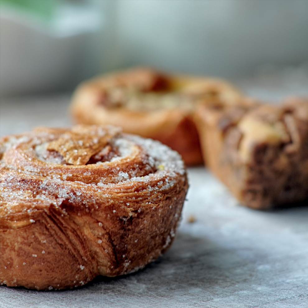 Un gros plan d'une pâtisserie avec du sucre en poudre sur une table.
