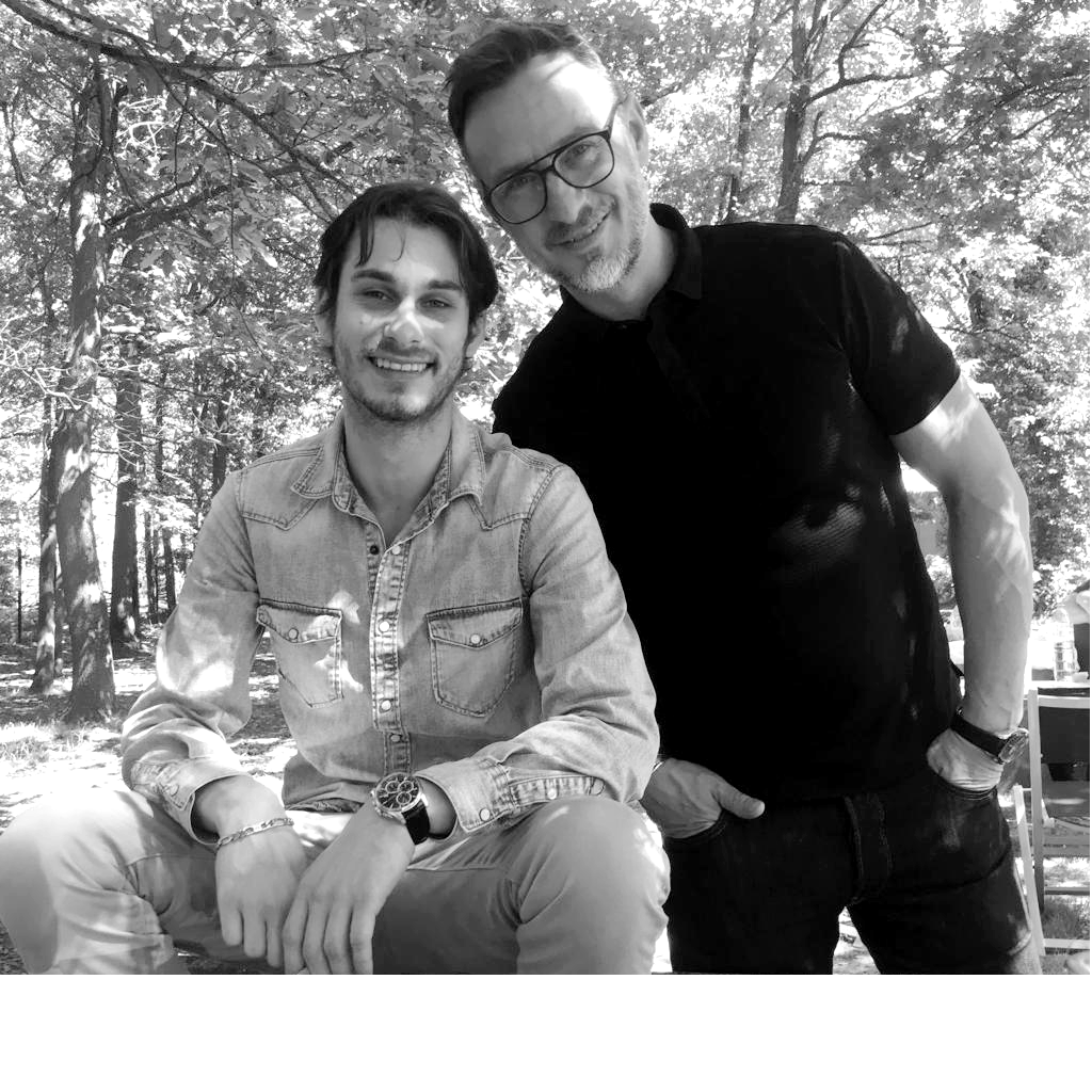 Deux hommes posent pour une photo en noir et blanc.