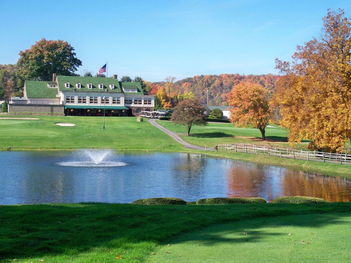 A golf course with a fountain in the middle of it