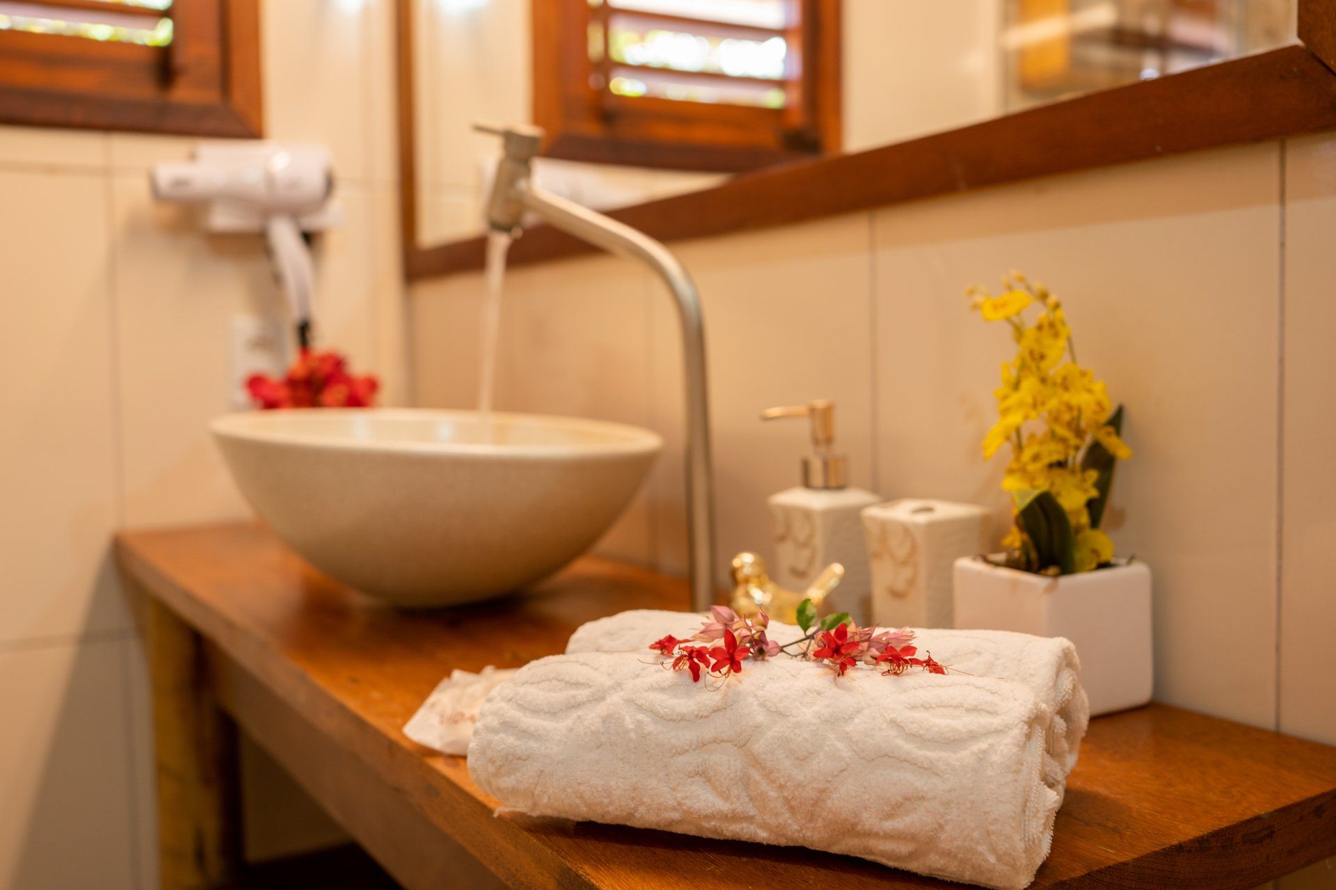 Um banheiro com pia e toalhas no balcão.