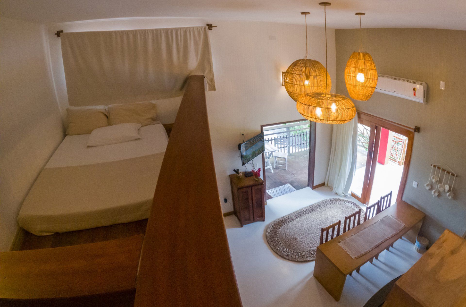 Uma vista aérea de um quarto com uma cama e uma mesa