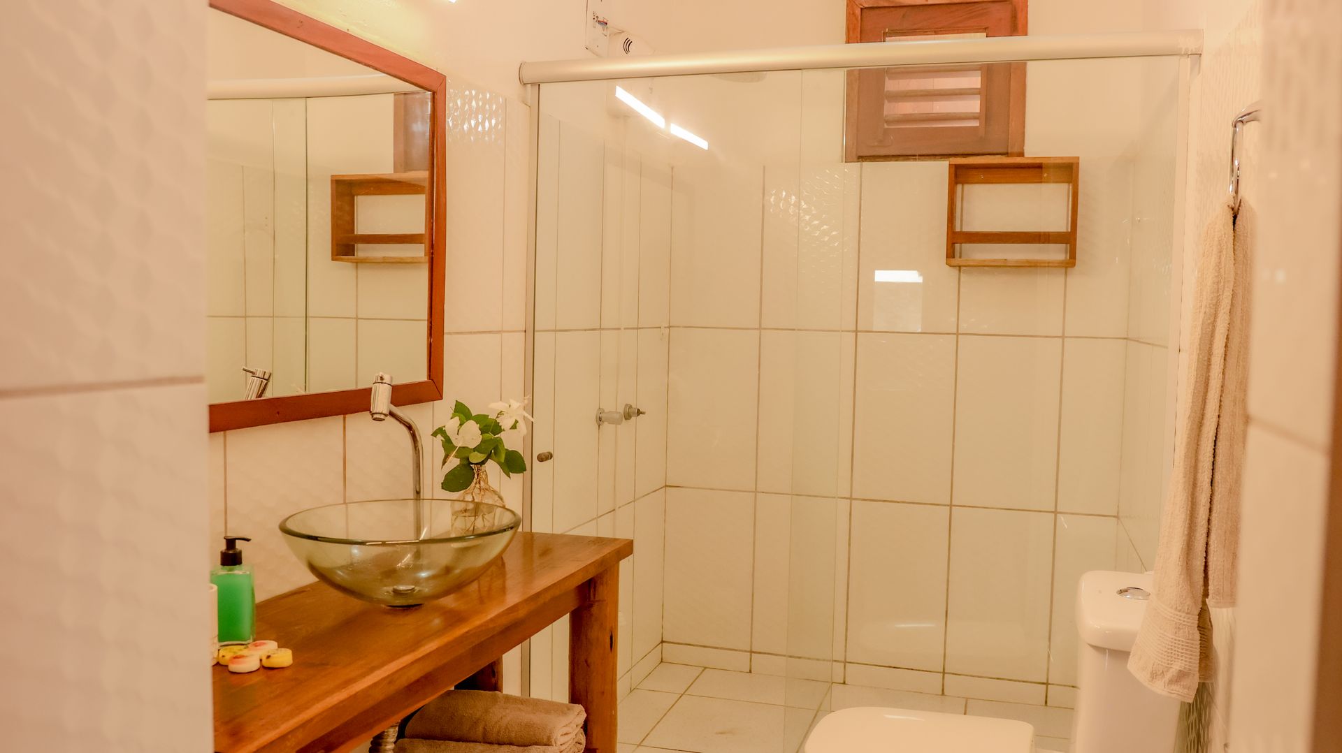 Um banheiro com um vaso sanitário, uma pia e um espelho