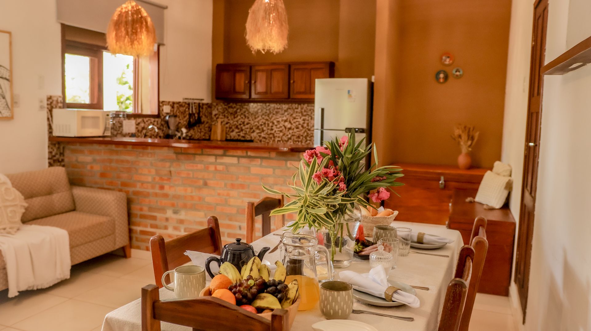 Uma mesa de jantar com um vaso de flores sobre ela