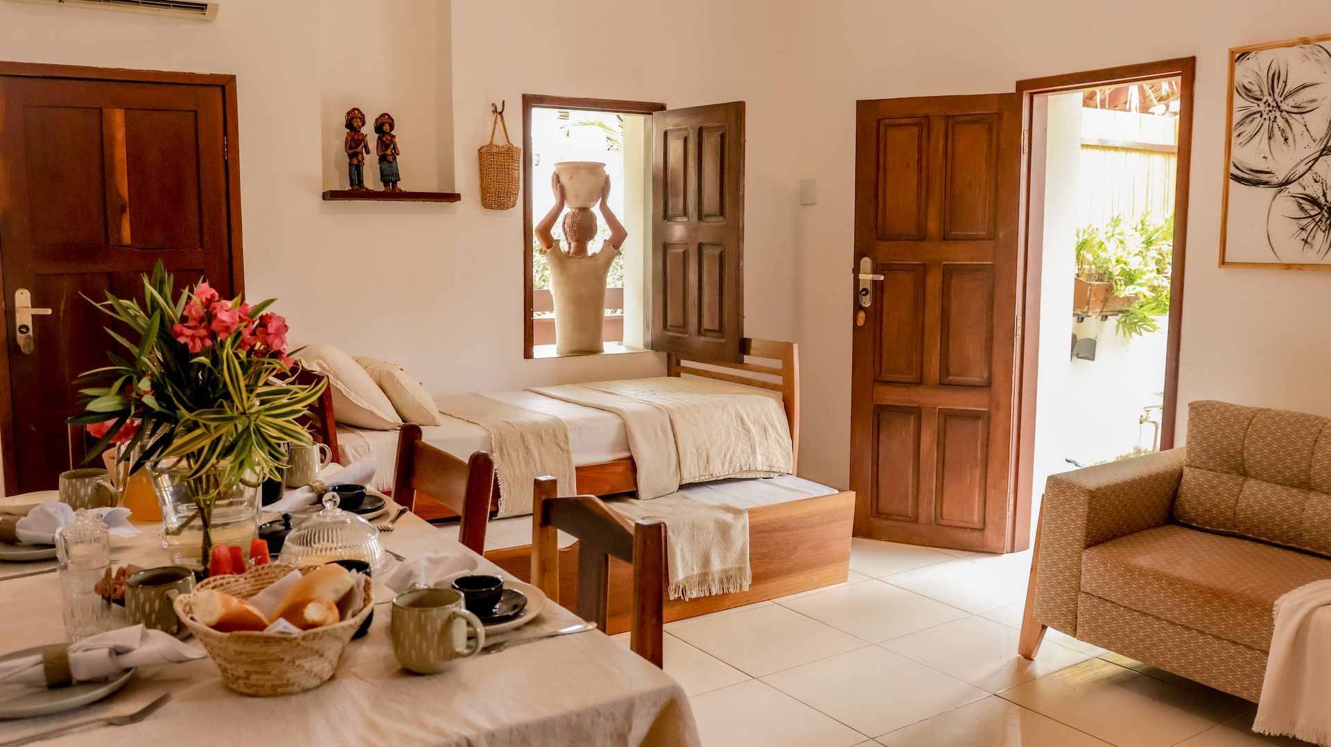 Uma sala de estar com uma mesa e cadeiras e um relógio na parede