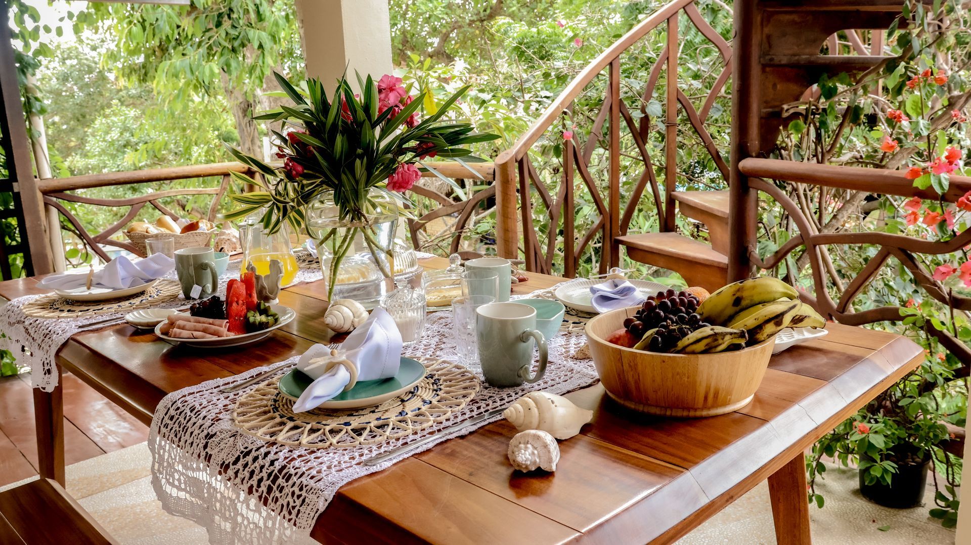Uma mesa de madeira com uma tigela de frutas sobre ela