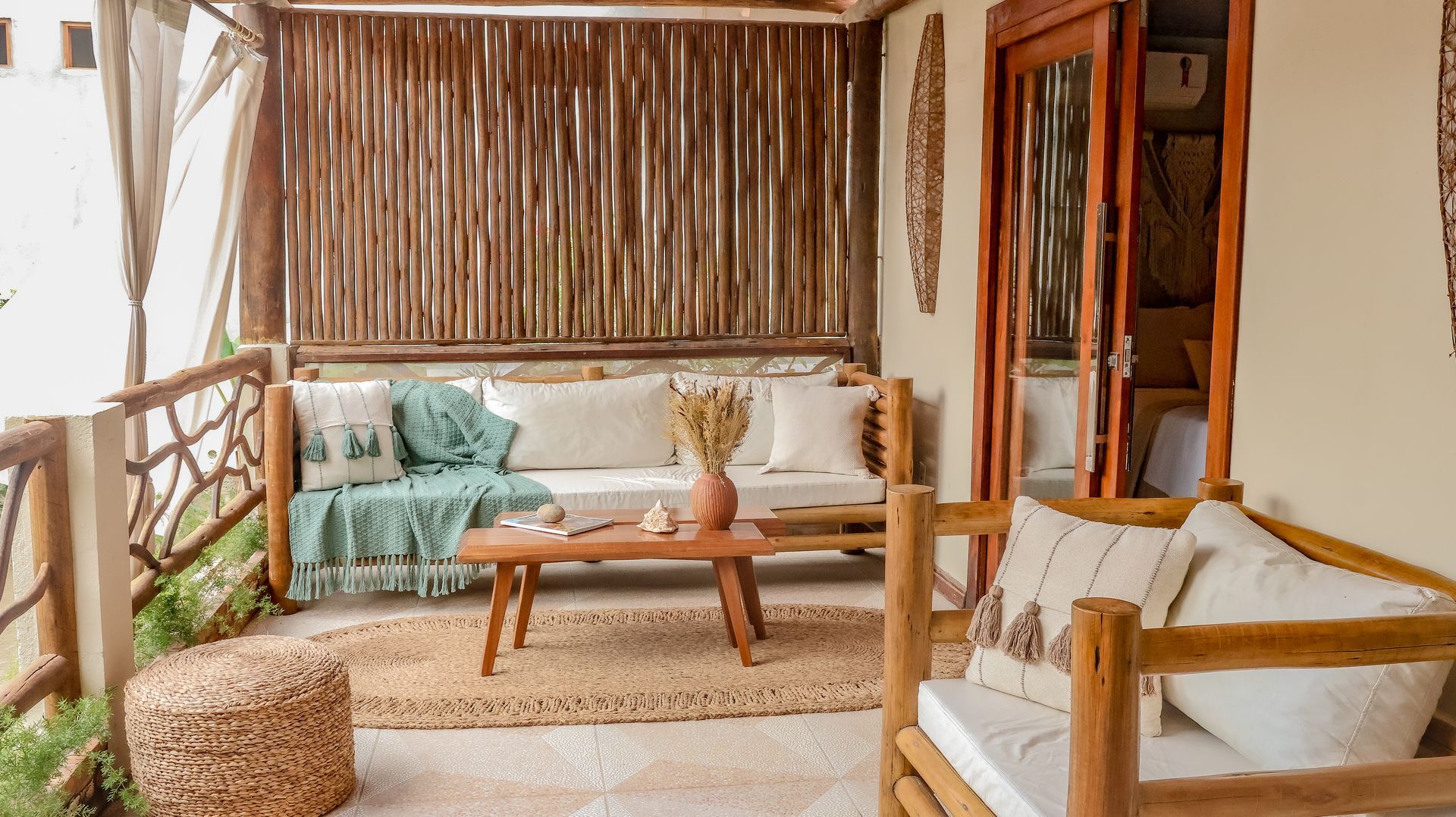 Uma sala de estar com móveis de madeira e uma cerca de madeira