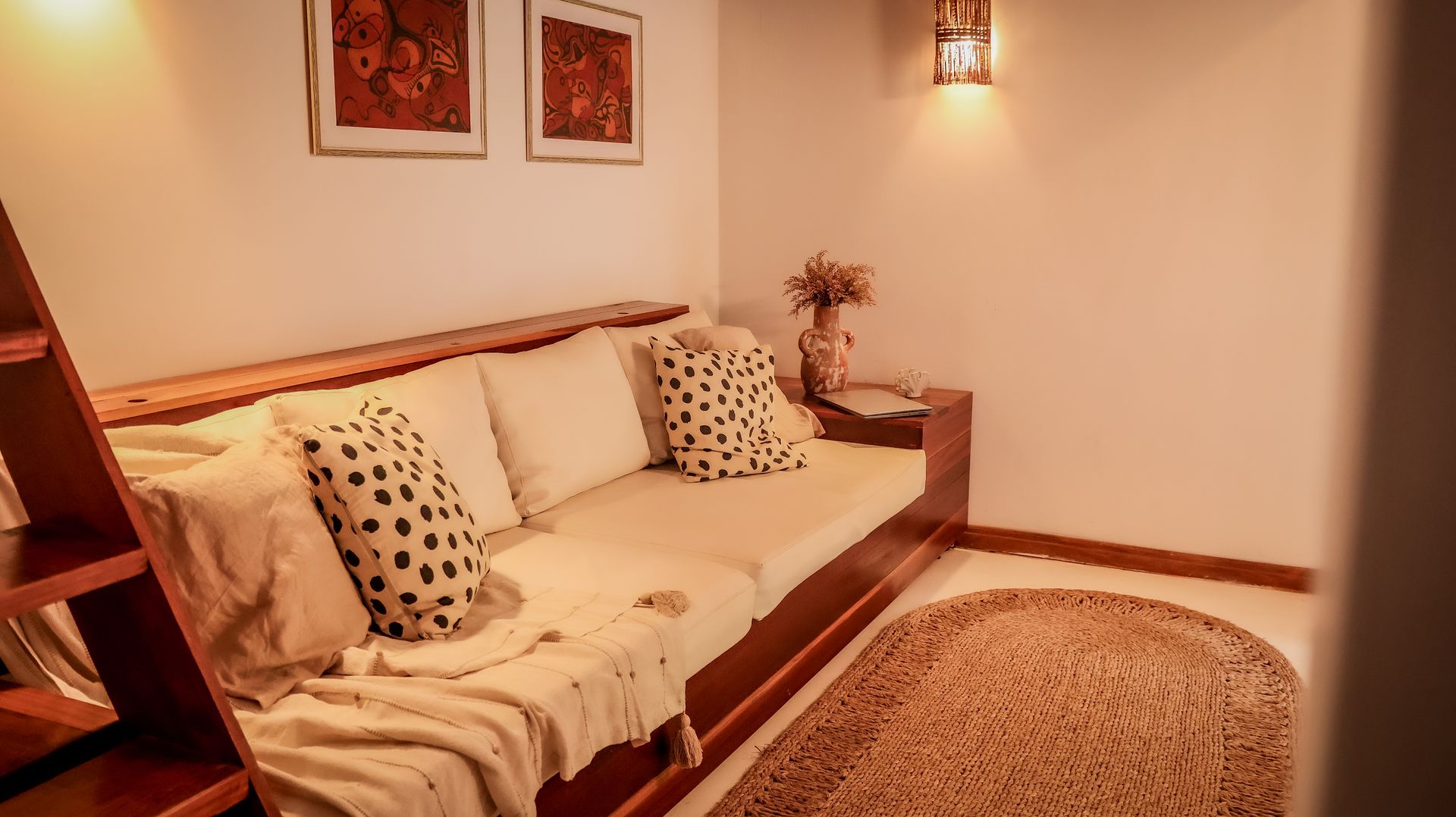 Uma sala de estar com um sofá e um tapete